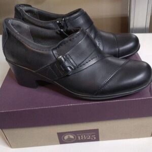 Clsrks Black Women's Low Heel Ankle Shoe